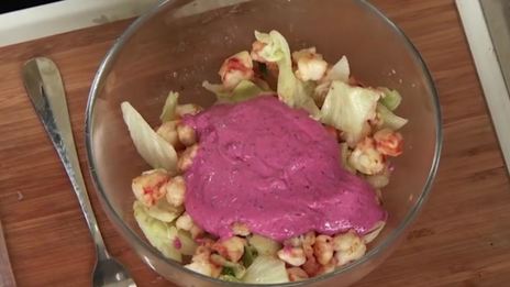 ролл с креветками и клюквенным майонезом