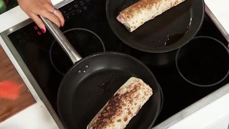 ролл с креветками и клюквенным майонезом