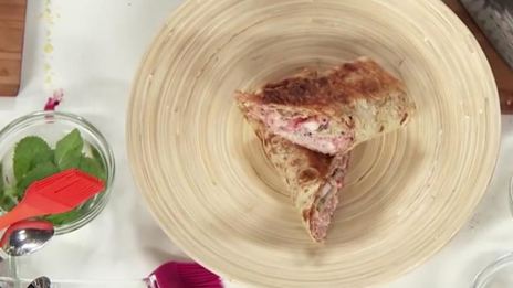 ролл с креветками и клюквенным майонезом