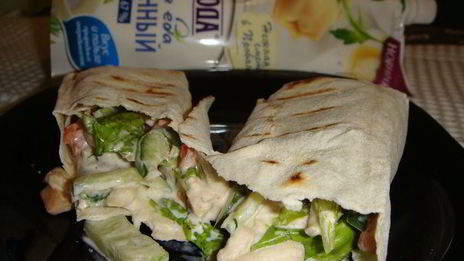 ролл с курицей и овощами