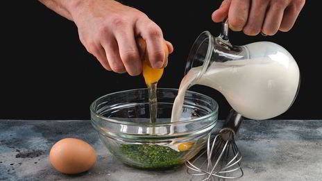 роллы из омлета с муссом из лосося и овощами