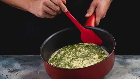 роллы из омлета с муссом из лосося и овощами