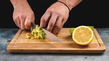 роллы из омлета с муссом из лосося и овощами