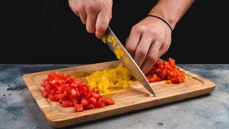 роллы из омлета с муссом из лосося и овощами