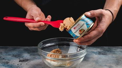 роллы из омлета с муссом из лосося и овощами