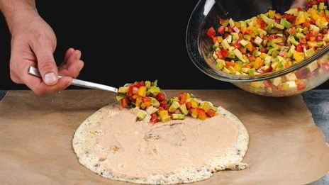 роллы из омлета с муссом из лосося и овощами