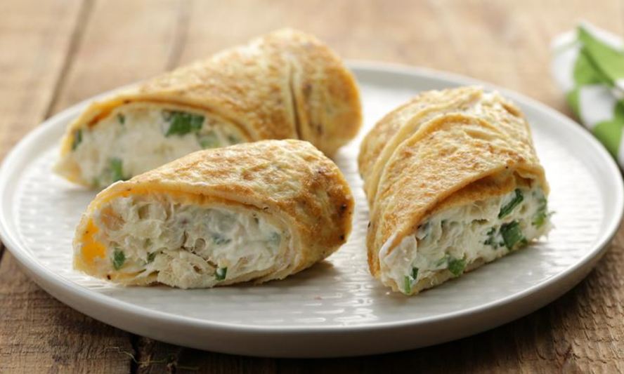 Рецепт роллы из омлета с омулем горячего копчения