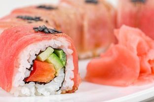 Роллы из тунца, перца, авокадо и огурца