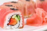 Роллы из тунца, перца, авокадо и огурца