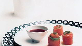 Роллы с авокадо и гранатовым соусом