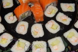 Роллы с креветками и огурцом