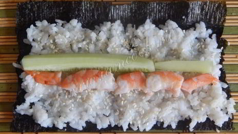 роллы с креветками и огурцом