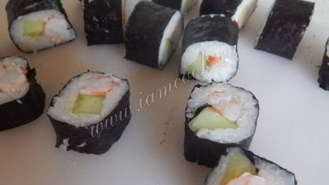роллы с креветками и огурцом