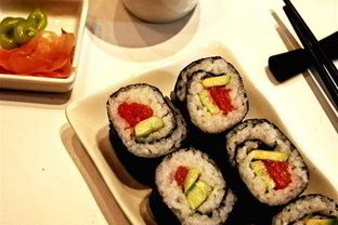 Роллы с рыбой и авокадо