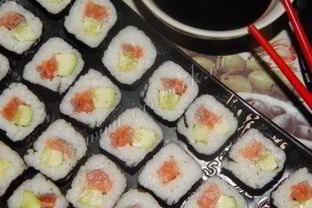 Роллы с семгой и огурцом