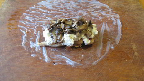 спринг-роллы с курицей, грибами и сливочным сыром