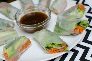 Спринг-роллы с лососем