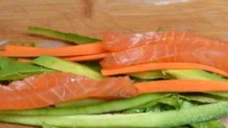 спринг-роллы с лососем