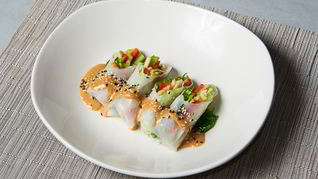 Спринг-роллы с овощами и соусом