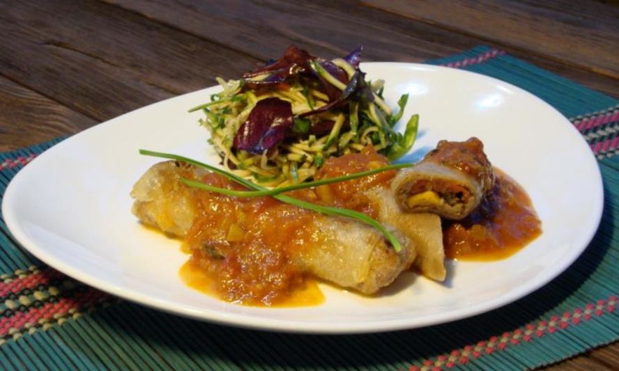 Рецепт спринг-роллы с рийетом из телятины и цыпленка, начинкой из черемши, салатом из цуккини и соусом ромеско