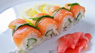 Суши-ролл без нори с лососем и сыром Филадельфия