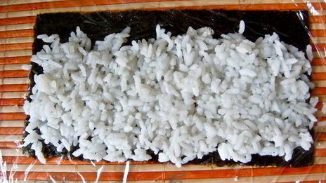 суши-ролл без нори с лососем и сыром филадельфия