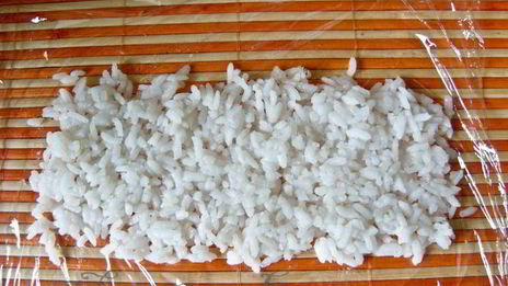 суши-ролл без нори с лососем и сыром филадельфия