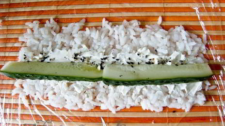 суши-ролл без нори с лососем и сыром филадельфия