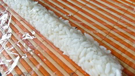 суши-ролл без нори с лососем и сыром филадельфия