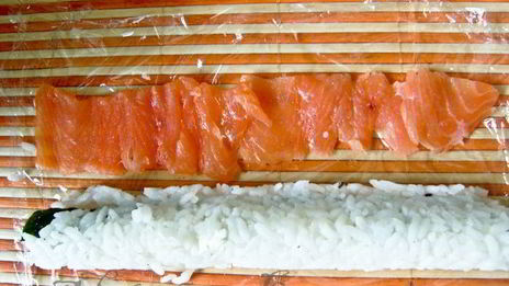 суши-ролл без нори с лососем и сыром филадельфия