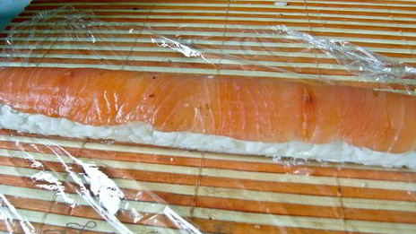 суши-ролл без нори с лососем и сыром филадельфия