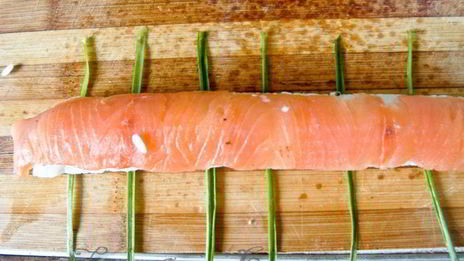 суши-ролл без нори с лососем и сыром филадельфия