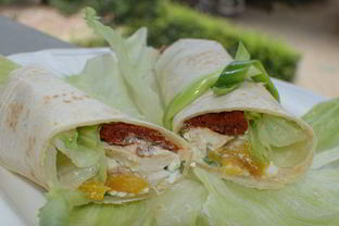 Тортилья-роллы с курицей, творогом и вялеными помидорами