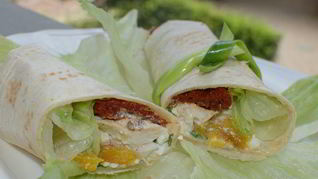 Тортилья-роллы с курицей, творогом и вялеными помидорами