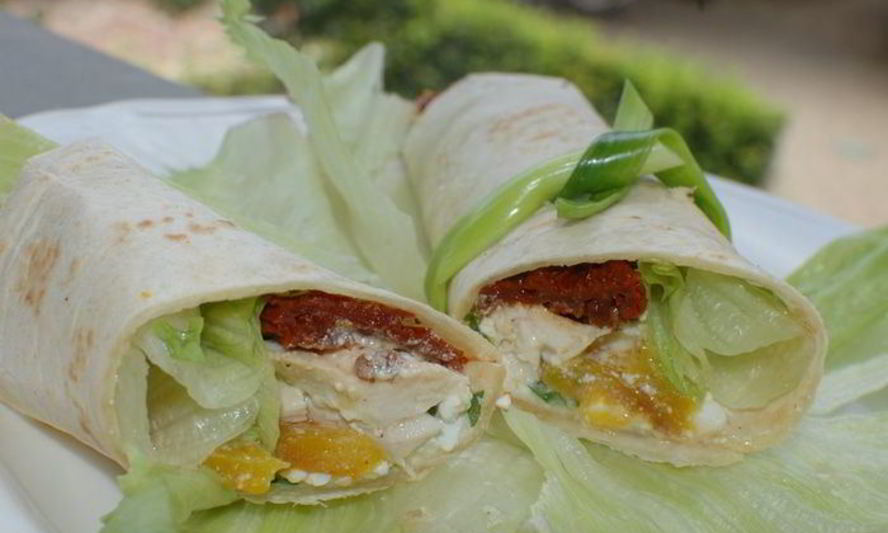 Рецепт тортилья-роллы с курицей, творогом и вялеными помидорами