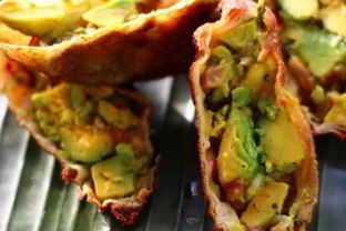 Яичный ролл с авокадо и зеленью