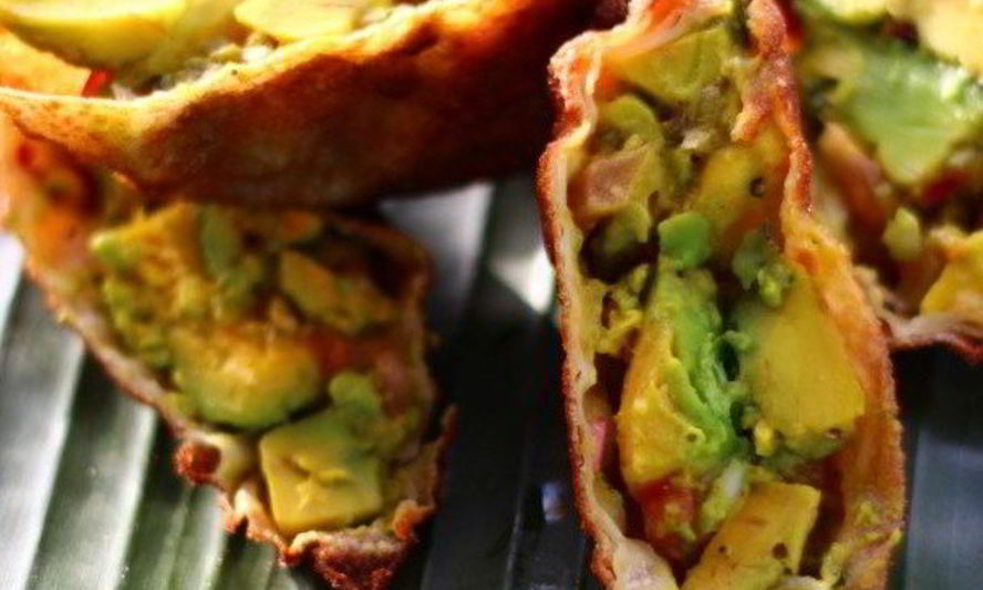 Рецепт яичный ролл с авокадо и зеленью