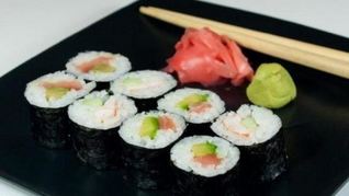 Японские роллы с лососем, авокадо и огурцом