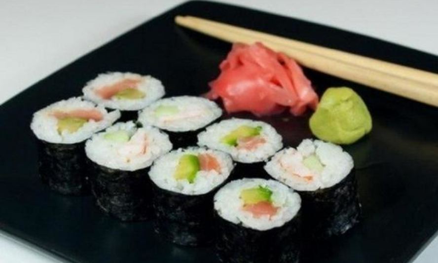 Рецепт японские роллы с лососем, авокадо и огурцом