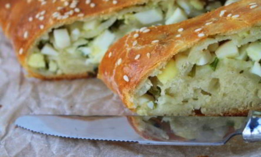 Рецепт дрожжевой рулет с луком и яйцом