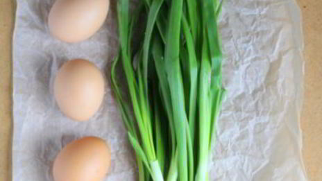 дрожжевой рулет с луком и яйцом