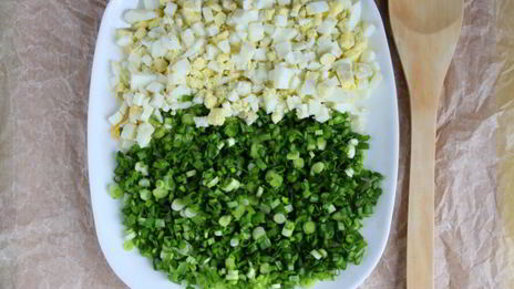 дрожжевой рулет с луком и яйцом