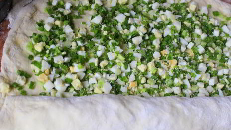 дрожжевой рулет с луком и яйцом