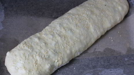 дрожжевой рулет с луком и яйцом