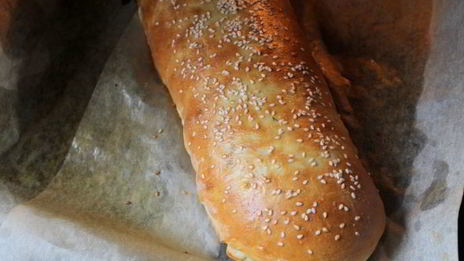 дрожжевой рулет с луком и яйцом