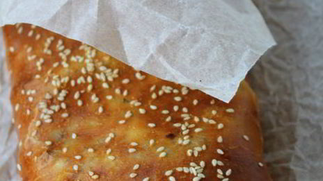 дрожжевой рулет с луком и яйцом