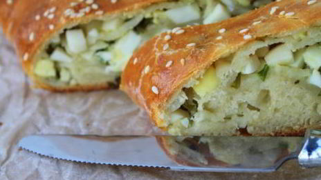 дрожжевой рулет с луком и яйцом