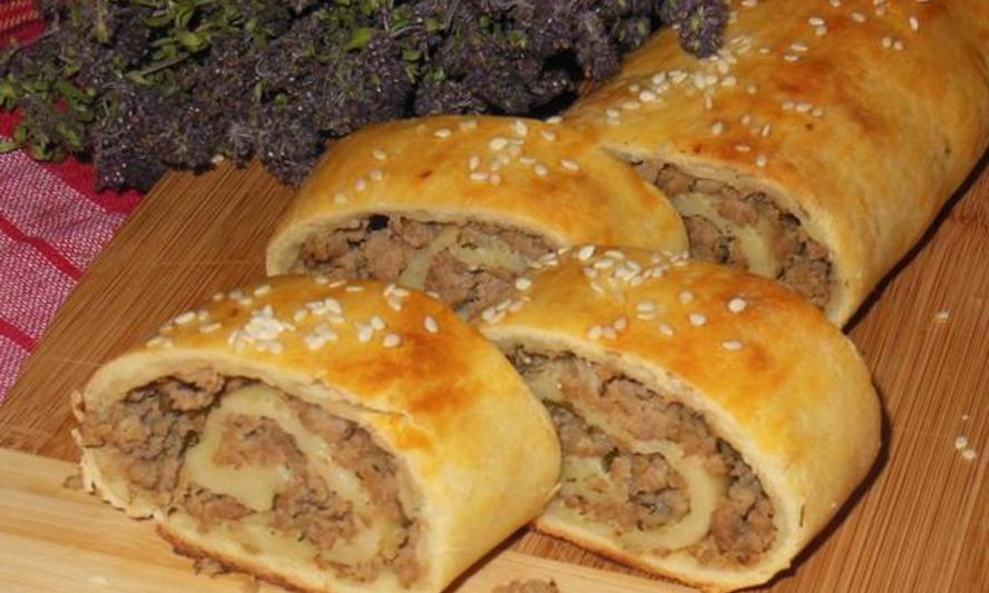 Рецепт картофельный рулет с фаршем