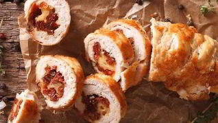 Куриный рулет со сладким перцем и солеными огурцами