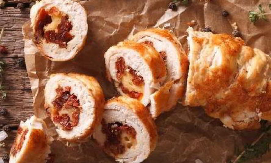 Рецепт куриный рулет со сладким перцем и солеными огурцами